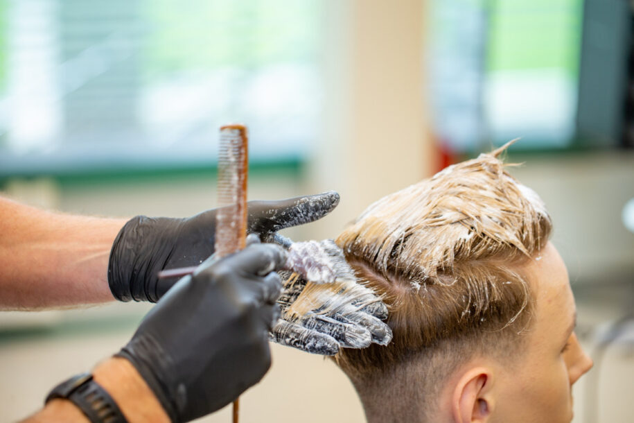 Best Barbershop di Surabaya: Tips Memilih Warna Rambut Sesuai Tone Kulit Nih!